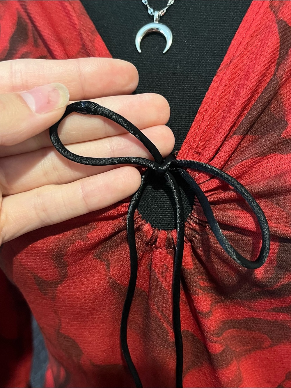 Y2K Fashion Bug Red rose bell sleeve blouse with tie front detail - Picture 4 of 10